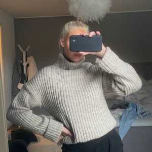Stickad tröja från NAKD I storlek xxs - Jättefin stickad tröja med turtleneck från NA-KD, storlek xxs men passar xs/s. Knappt använd