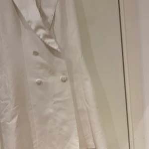 Klänning från zara, M - Vit klänning från zara, bra skick. Storlek M 