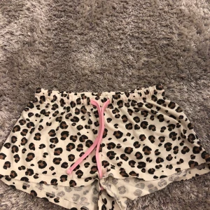 Mjukisshorts leopard strl 146/152 - Jag använde de som pyjamasahorts ett litet tag. SÅ SKÖNA. Man får använda de som vanliga shorts också:) 🤎