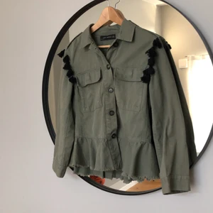 Grön höst/vårjacka Zara storlek xs - Supercool grön jacka med färgglada ditaljer på ryggen, säljer för att den tyvärr inte används så ofta:( säljer för 400 (köparen står för eventuell frakt, pris kan variera beroende på intresse). Vill du ha fler bilder hur den sitter på är det bara att skriva!<3 