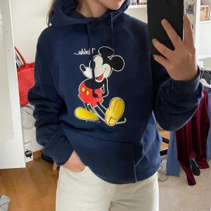Hoddie, mörkblå Musse pigg  - Säljer denna super gosiga mörkblåa hoddie med Musse pigg tryck pga används inte längre. Använd ett fåtal gånger av mig eftersom att den är lite för stor (jag är 157) annars assnygg. Den har ett lite ljusare parti på magen runt trycket (en liten detalj som kanske inte syns) Skriv privat vid intresse 💓💓(frakt ingår ej i priset) 