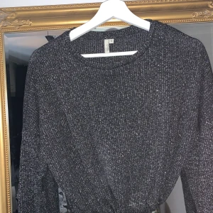 Tröja-NLY trend - Säljer den här fina tröjan från Nelly  som skiffrar med glitter. Man väljer själv om det ska vara croppad eller lite längre med snörena. Knappt använd storlek S.