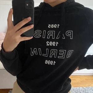 Hoodie Gina - Hoodie från Gina Tricot i storlek XXS med tryck. Bra skick, säljes eftersom att den inte kommer till användning🧚🏻‍♀️ Köpare står för frakt