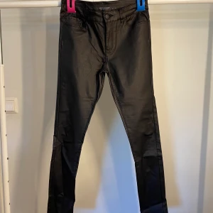 Skinn byxor  - Snygga skinn byxor från Vero Moda. Knappt använda!