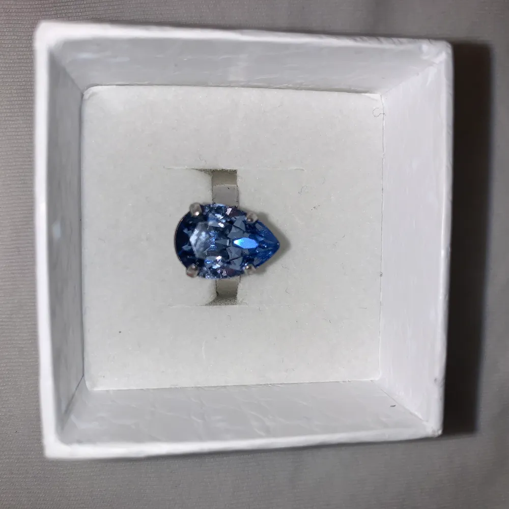 En silvrig Caroline svedbom ring med blå Sten. Har rostat på ”baksidan” av ringen men det syns ej när man har på den! Nypris: 400kr☺️ kan sänka priset vid snabb affär! frakt ingår inte. Accessoarer.