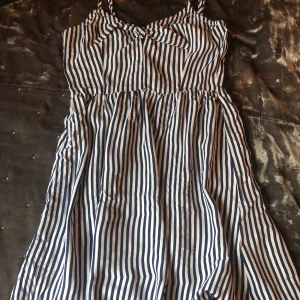 Kort klänning - Jätte söt klänning använd några gånger och är i st 36   Priset är diskuterbart 