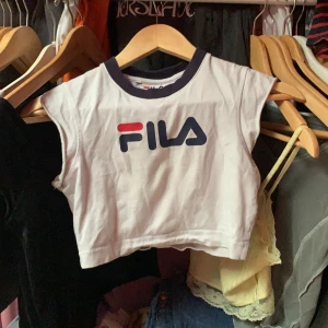 Fila crop top  - Äkta fila crop top stl s. Sitter jätte fint om man har en liten mindre kupa! 