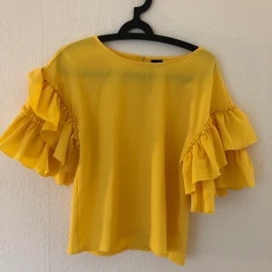 Gul Blus - Jättefin Gul blus från Gina Tricot, aldrig änvänd! ⭐️