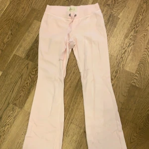 Hollister mjukisbyxor  - Jätte sköna och mysiga mjukisbyxor från hollister. Köpta för 500kr😊