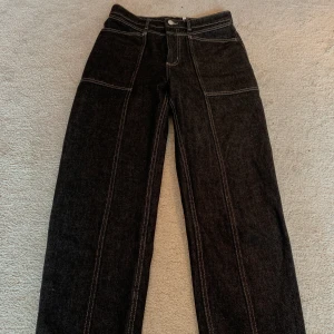 Weekday byxor storlek 36 - Säljer dessa byxor från weekday, använda 1 gång då de tyvärr är för stora i midjan. Ordinariepris 600kr! Byxmodell: allisyn mom jeans  