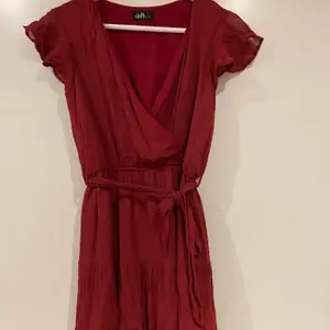 Fin klänning i rött från dotti Australien, storlek 10. Passar S. Använd en gång, mycket bra skick.