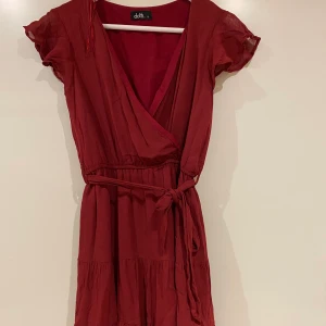 Röd klänning från dotti, S - Fin klänning i rött från dotti Australien, storlek 10. Passar S. Använd en gång, mycket bra skick.