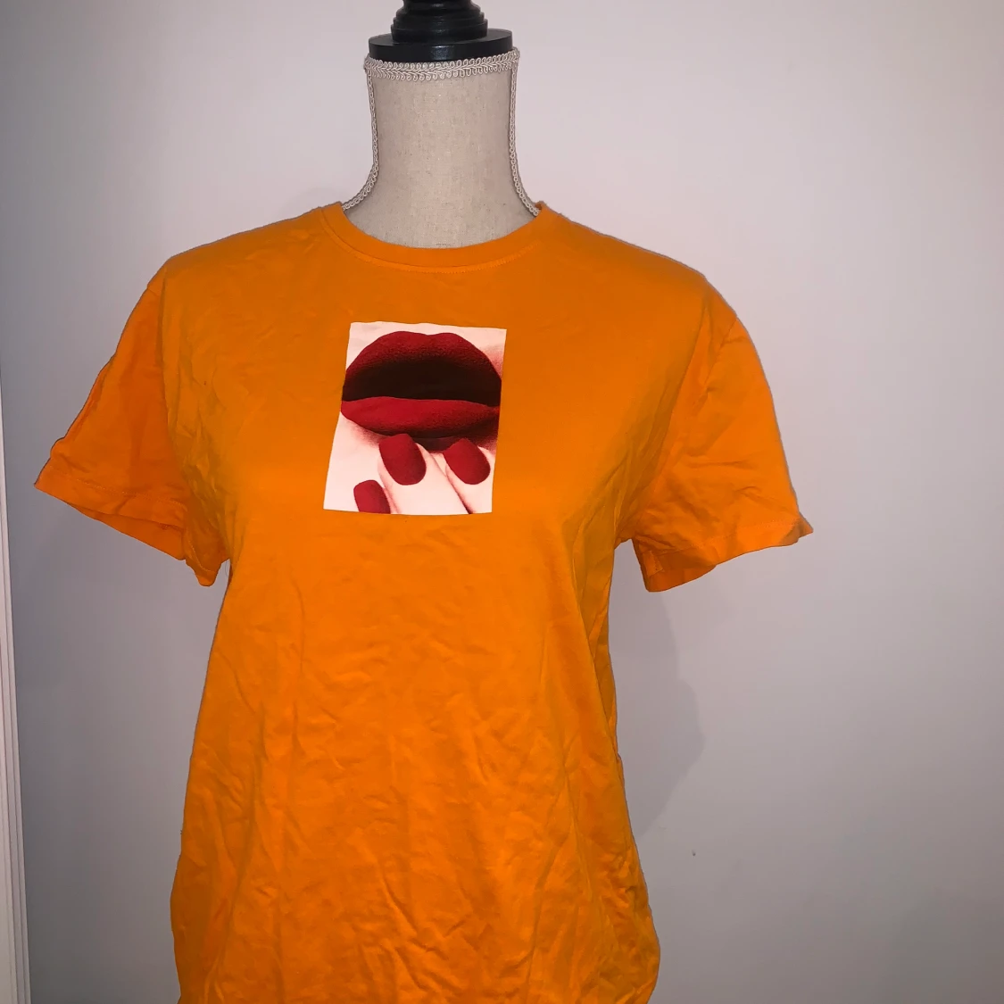 Orange t-shirt med tryck i storlek S