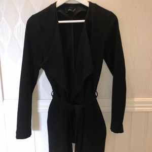 Kappa - Säljer denna svarta kappa från Only. Lite tunnare material men passar bra med tröja under nu på hösten. 