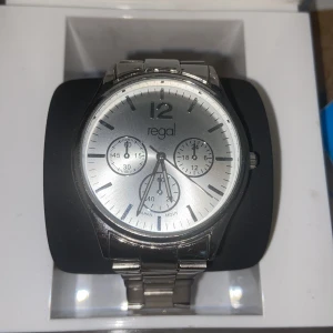 KLOCKA - I väldigt fin skick! Kvitto medföljer köpt från ur&penn för 498kr. Säljer den för 180kr skickar med flera länkar ifall man vill justera storleken. Fungerar utan problem. 