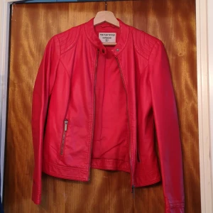 Röd Skinnjacka  - Storlek S 