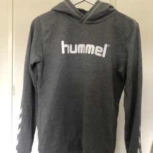 Hummel hoodie - Snygg grå huvtröja från Hummel! Säljs på grund av att den blivit för liten för mig. Använd Max 3 gånger!  Frakt tillkommer🤍