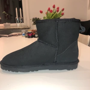 Uggs storlek 39  - Jag säljer ett par äkta Uggs i storlek 39. Dessa Uggs är köpta i Australien för 2 år sedan och har bara stått i min garderob den dess då jag redan har ett par som jag använder mer. Tyvärr finns varken box eller låda kvar då det försvann under resans gång. Dem är alltså helt oanvända och äkta. Jättesköna att ha på hösten och vintern då dem är alldeles varma och luddiga inuti samtidigt som dem är super snygga. Dem har även Uggs egna ”High iq protect” som innebär att dem har ett bra inbyggt skydd mot vatten samt mer slitstarka. 
