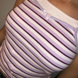 Super gullig topp - Super gullig topp, ser ut som två linnen men sitter ihop. För barn men passar XS/S beroende på hur man vill att den ska sitta. Passar modet just nu säljes då den tyvärr är för liten. Går att styla upp såå fint! Hör av er vid frågor eller för fler bilder❣️