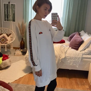 Lång Sweatshirt Junkyard - Sweatshirtklänning från Junkyard. Märket är Ellessee. Strl M. Nyskick.