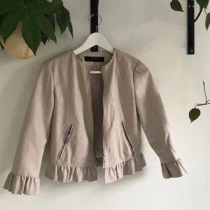 Vårjacka ZARA  - Vår/höstjacka från ZARA. Använd en gång. Lite skrynklig pga legat vikt i garderoben men det slätas ut när den får hänga. Frakt tillkommer. Passar XS-S