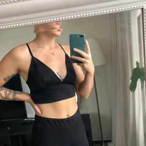 Svart festtopp - Använt en del på fest men trotts det inte alls slitet! Super fint och matchar med det mesta! Storlek M!