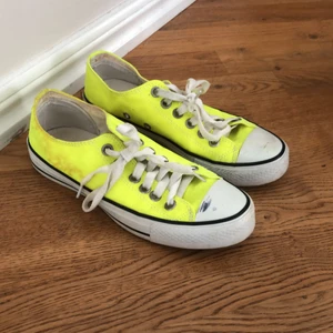 Converse - Ganska slitna, neongula converse - tvärnajs dock