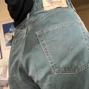 Vintage levis - Mörkgröna vintage Levis! Bra skick. De sitter baggy på mig som är 164, brukar bära S och ha jeans i W25-26, men jag knyter upp dem eller har skärp. Köparen står för frakt, frakt kostar 63kr