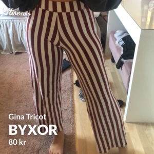 Byxor Gina Tricot  - Randiga byxor från Gina Tricot i stl Xs  Köpta för ca 300kr säljer för 80kr (exklusive frakt)  Använt en del men inget fel på dem 