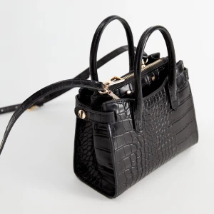 MANGO CITY BAG  - Mini citybag med krokodil effekt, tre innerfickor. Kommer med en långt justerbart band. Inte använd, väldigt bra skick därav priset. Väskan är slutsåld både online och i butik då den är väldigt populär. 🕊