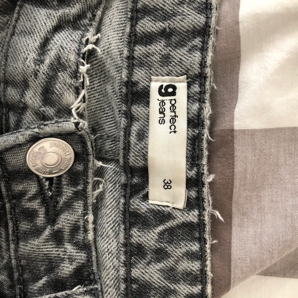 Gråa stentvättade jeans från Gina med slitningar. Använda fåtal gånger, säljer pga kommer int erik användning. Storlek 38 nypris 499. . Jeans & Byxor.