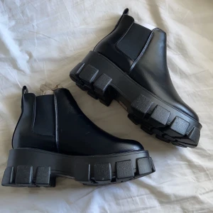 Helt nya oanvända chunky boots  - Svarta helt nya boots, säljer pga att storleken var för stor har aldrig använt dom så dom är som helt nya. Dom passar storlek 38 det är storlek 37 men dom är lite för stora för 37 har själv storlek 37.