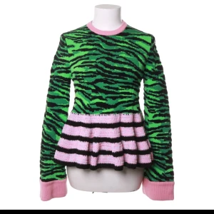 Kenzo x H&M  - Superfin tröja från Kenzos samarbete med H&M. Har två lagningar vid ärmarna, inget man tänker på när den används. 