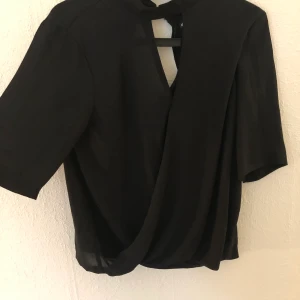 Svart blus - Jätte fin vardaglig blus från Gina, använd en gång som max. 🖤