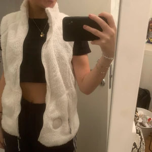 Väst - Säljer min vita Mc KINLEY. Jätte snygg och skön passar perfekt nu till höst och vinter. Skriv vid fler frågor 🥰 