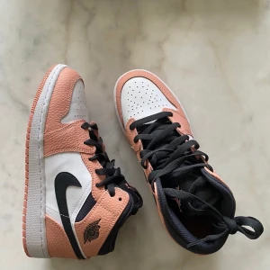 Jordan 1 Mid  - Budgivningen avslutas 14:00 28/9💕💕 inköpta för 1100 , knappt använda, säljs enbart vid bra bud💞 Högsta bud ligger på 1570nu✌🏼 frakt tillkommer!!! 