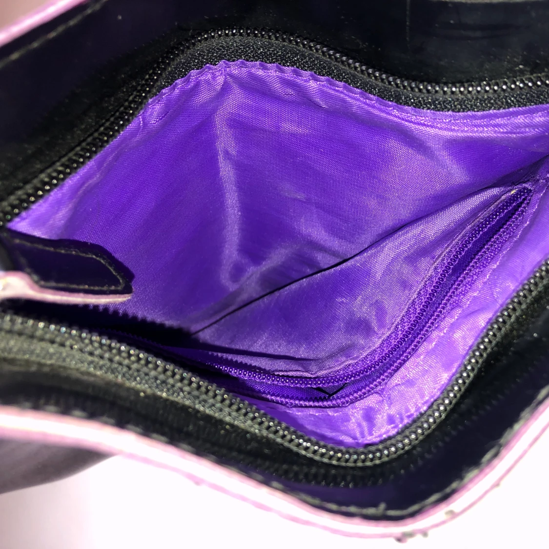 Liten handväska med lita detlajer - 91