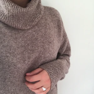 Polotröja - Säljer den här supersköna beiga tröjan med en ganska lös polokrage. Så skön nu till hösten/vintern.  Köparen står för eventuell frakt. <3