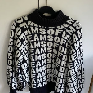 H&M stickad tröja - Stickad tröja från H&M i storlek S. Aldrig använd. 