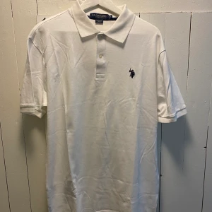U.S Polo Assn. Pike - Säljer en vit U.S Polo Assn. pike. Nästintill oanvänd. Lite ”sportigt” material. Strl. Medium