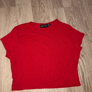 Röd croppad topp   - Röd croppad topp i strl 38. Använd 1 gång så i mycket fint skick! 