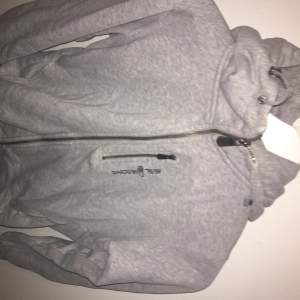 En grå sailracing zip hoodie, storlek S men passar också som M. Fläckfri, inga skador på tröjan. 