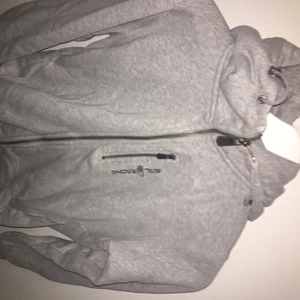 Sailracing zip hoodie  - En grå sailracing zip hoodie, storlek S men passar också som M. Fläckfri, inga skador på tröjan. 
