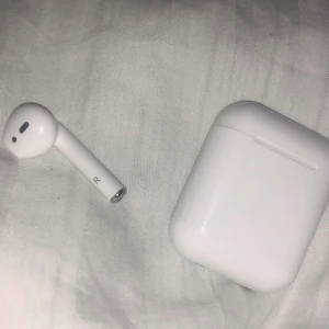AirPods 💕 - Fake AirPods som ser nästan identiska ut med originalet 💓 säljs då de ej kommit till användning då jag köpte riktiga nästan samtidigt 💕 har testat de och de funkar utmärkt, fodral medföljer (bild 3) 🥰 budgivning slutar 26/9 19:00 💕 högsta bud 215kr