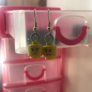 balla örhängen - as coola legogubbs örhängen