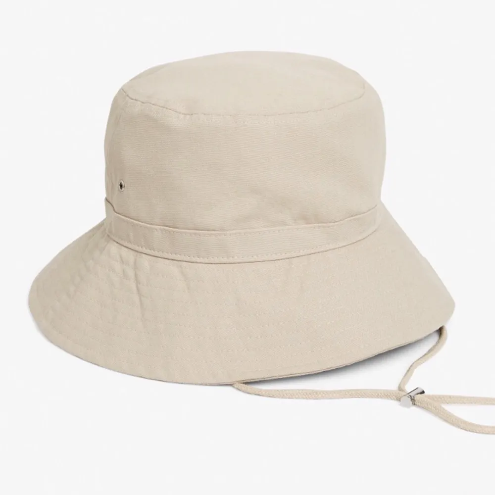 Beige bucket hat with draw string. Contact for more details. Övrigt.