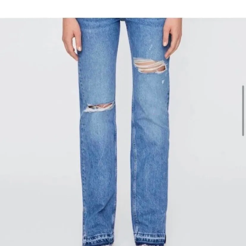 Säljer dessa jeans från pull and bear, skriv för fler bilder. Storlek 34💖. Jeans & Byxor.