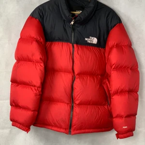 The north face nuptse - Nu säljer vi en north face nuptse puffer jacka! Den är använd en vinter och är i väldigt bra skick. Den har två fläckar (pm för bild) och går lätt att tvätta bort. Just denna röda jackan är svår att få tag på och oftast slutsåld så är det en unik vinterjacka! Pass form: Den passar perfekt för folk med xl samt om man vill ha en lösare jacka kan Large människor använda den också In köpt för 3200kr ny