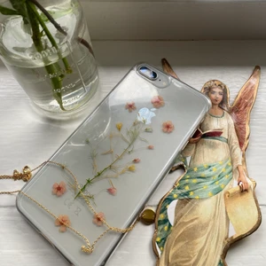 Mobilskal IPhone 8 PLUS - Fina mobilskal till IPhone 8 Plus, passar även 6 och 7 Plus. Skalen på den övre raden kostar 50kr inklusive frakt (!!) skalen på den undre raden är SÅLDA! De flesta skal är använda och har därför lite repor, men inget man tänker på. Skal 2 har även någon spricka i kanten men är inte trasiga!