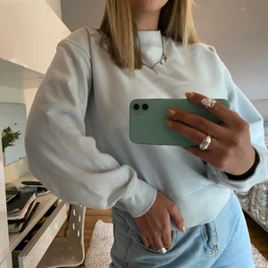 Ljusblå collagetröja  - Jättefin ljusblå, nästan vit, collagetröja från uniqlo. Säljes då den tyvärr inte kommer till användning. Super skick! XS men oversized. Bud 190! 